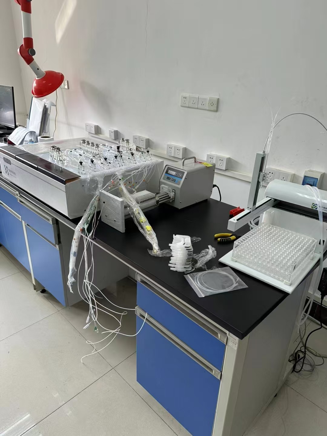 Flow-analysis equipment at 湛江农科院 (Zhanjiang agricultural research).